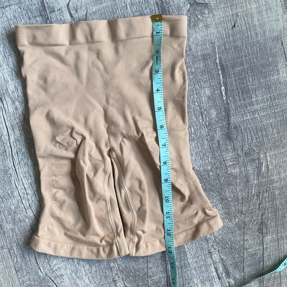 NWOB SKIMS SCULPTING SHORT MID THIGH - Picture 5 of 7